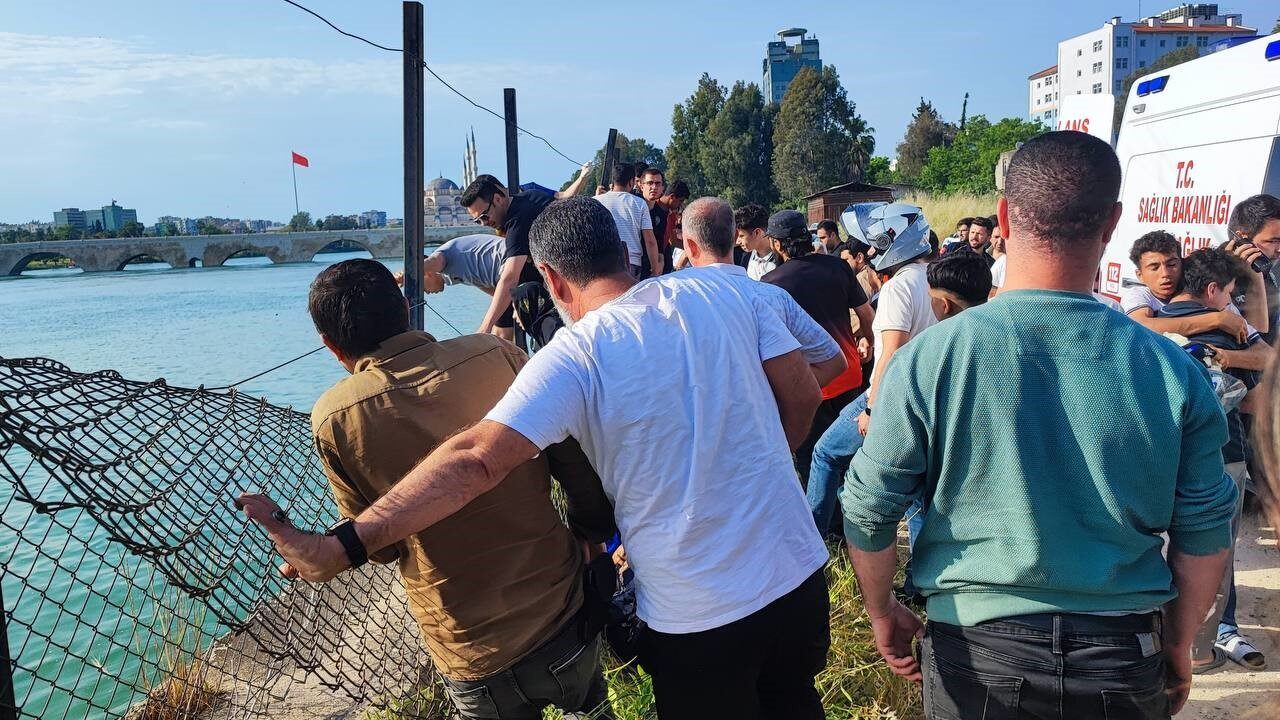 Adana’da arkadaşlarıyla birlikte serinlemek için girdiği Seyhan Nehri’nde boğulma tehlikesi