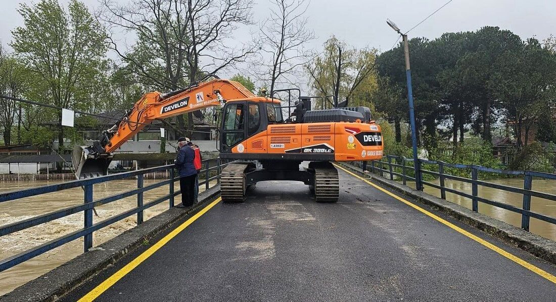 Sakarya’da günlerdir etkili olan şiddetli yağışlar sonrasında Sakarya Nehri’nin artan