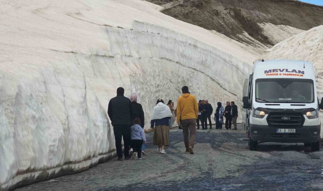 Bitlis’in Tatvan ilçesindeki Nemrut Kalderası yolundaki 10 metrelik kar tünelleri