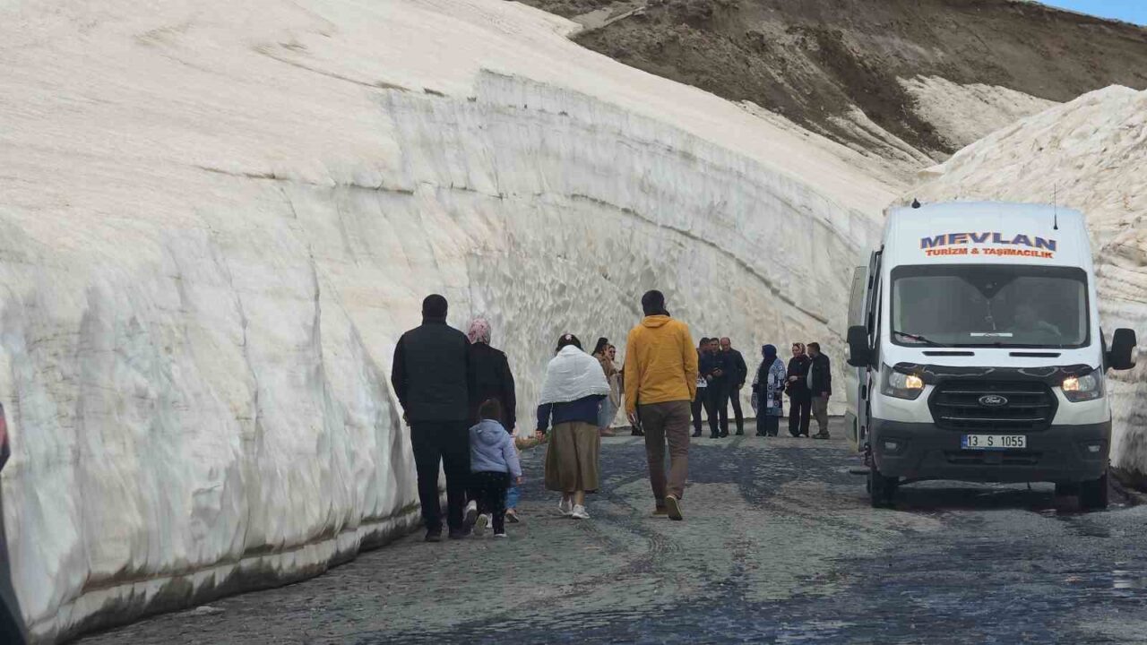 Bitlis’in Tatvan ilçesindeki Nemrut Kalderası yolundaki 10 metrelik kar tünelleri