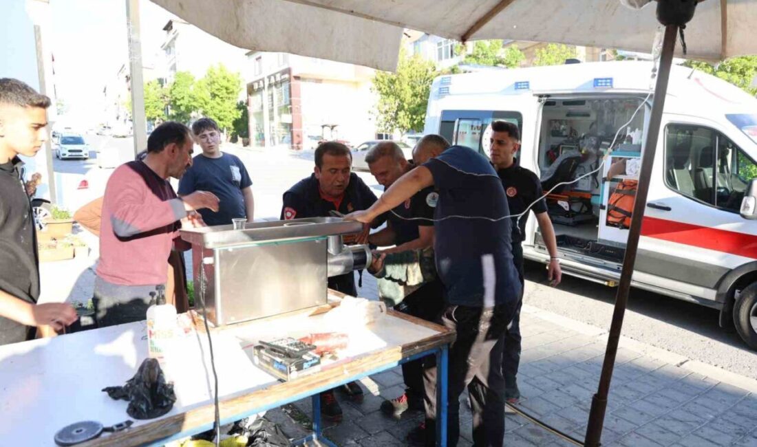 Nevşehir’de sokakta et çeken bir esnafın parmağı kıyma makinesine sıkıştı.