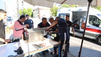 Nevşehir’de sokakta et çeken bir esnafın parmağı kıyma makinesine sıkıştı.