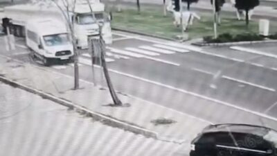 Nevşehir’de seyir halindeki bir tır, kırmızı ışıkta duran öğrenci servisine