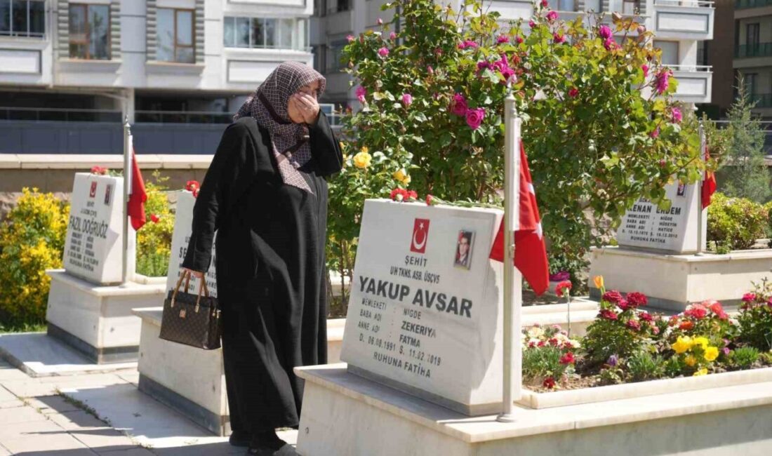Kurban Bayramı dolayısıyla Vali Nedim Akmeşe ve il protokolü şehitliği