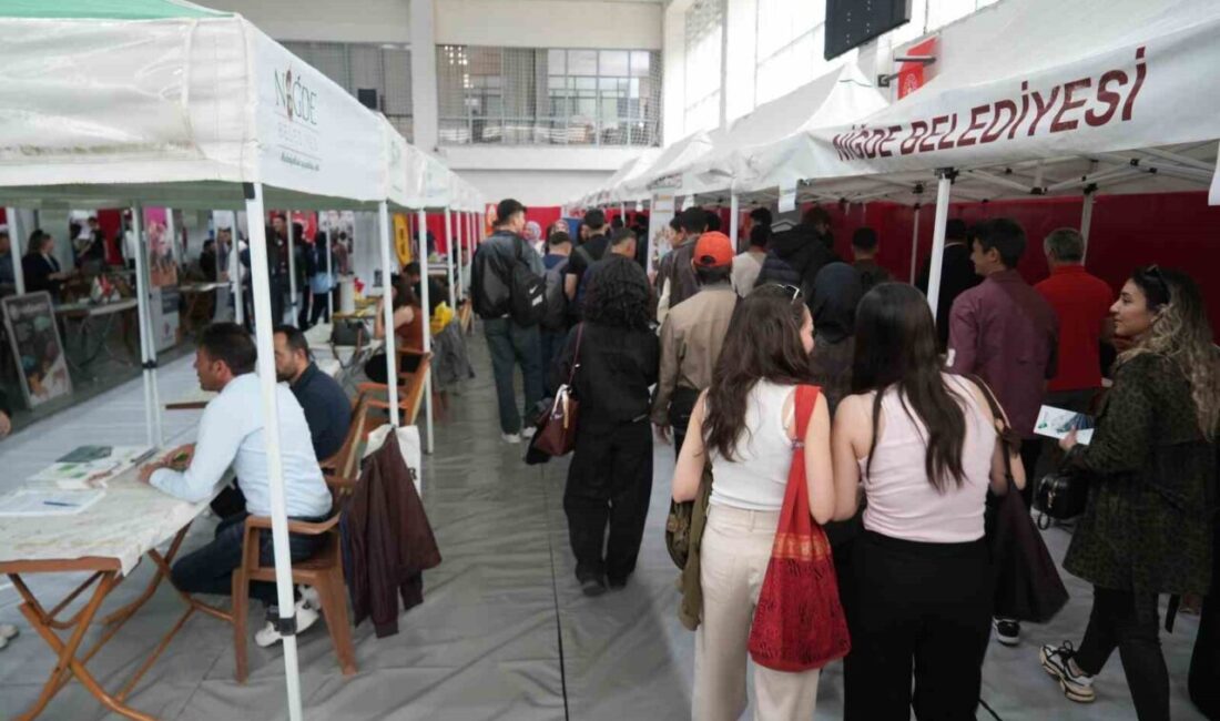 Niğde’de ’Gençliğin Üretim Çağı-Niğde Kariyer ve İstihdam Buluşması’nda iş arayan