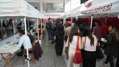 Niğde’de ’Gençliğin Üretim Çağı-Niğde Kariyer ve İstihdam Buluşması’nda iş arayan