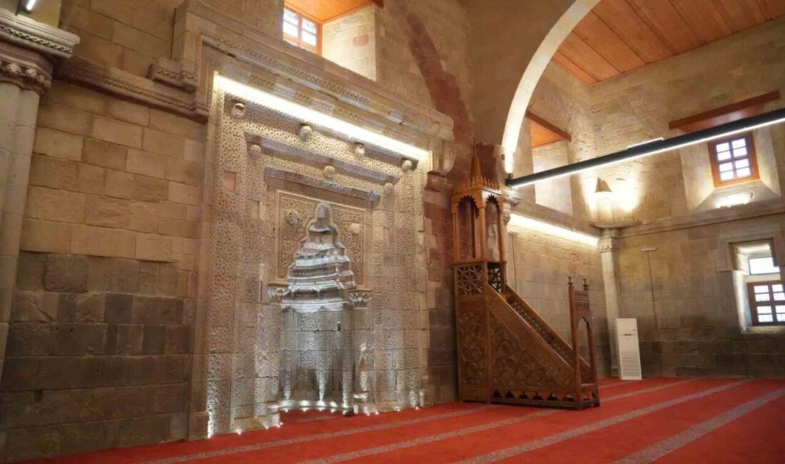 Niğde’nin en önemli tarihi yapılarından biri olan Sungurbey Camii, Vakıflar