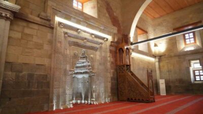 Niğde’nin en önemli tarihi yapılarından biri olan Sungurbey Camii, Vakıflar