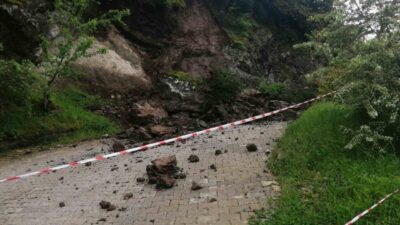 Tokat’ın Niksar ilçesinde etkili olan sağanak yağış sonrası yamaçtan kopan