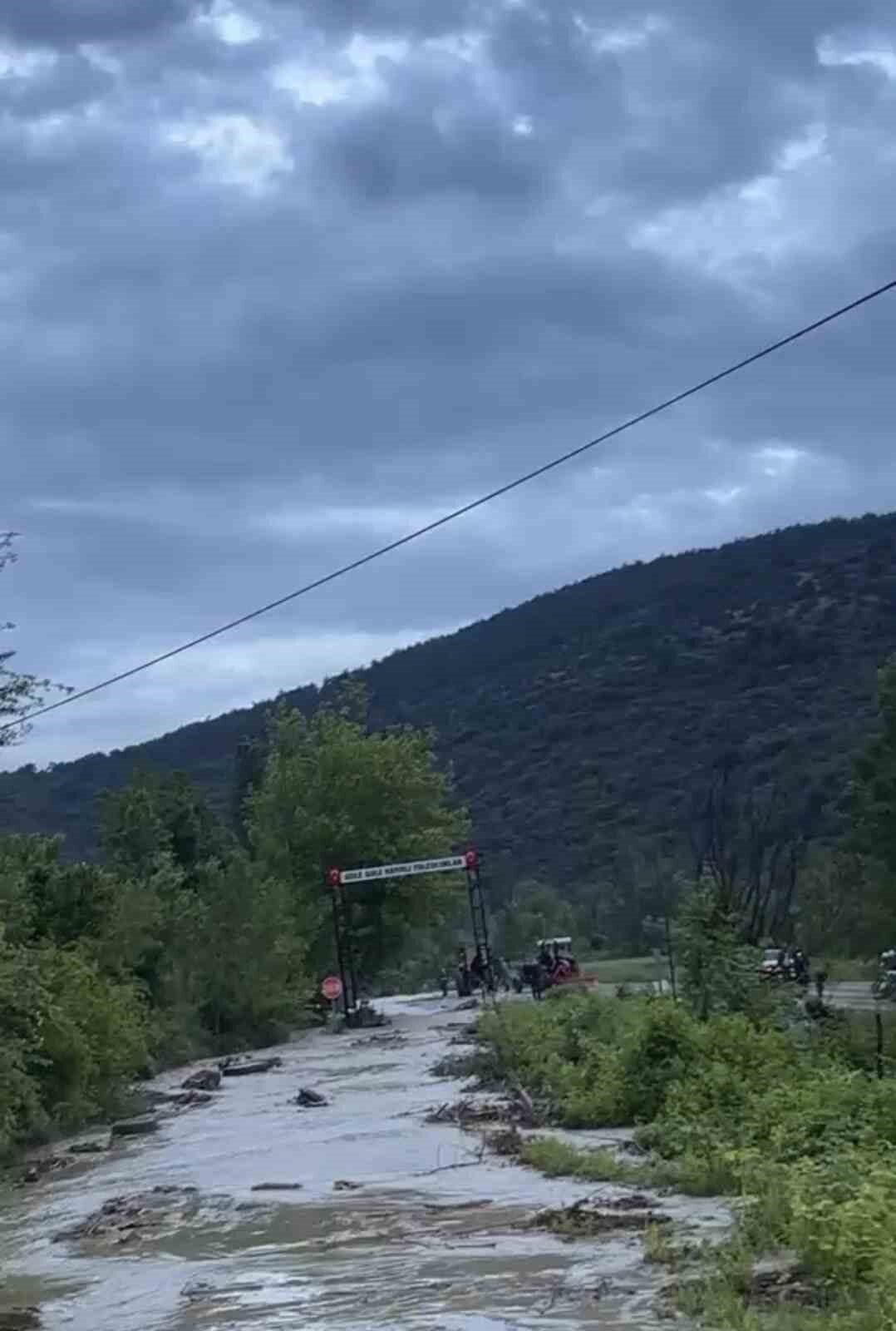 Tokat’ın Niksar ilçesinde etkili olan sağanak yağış sele neden oldu.