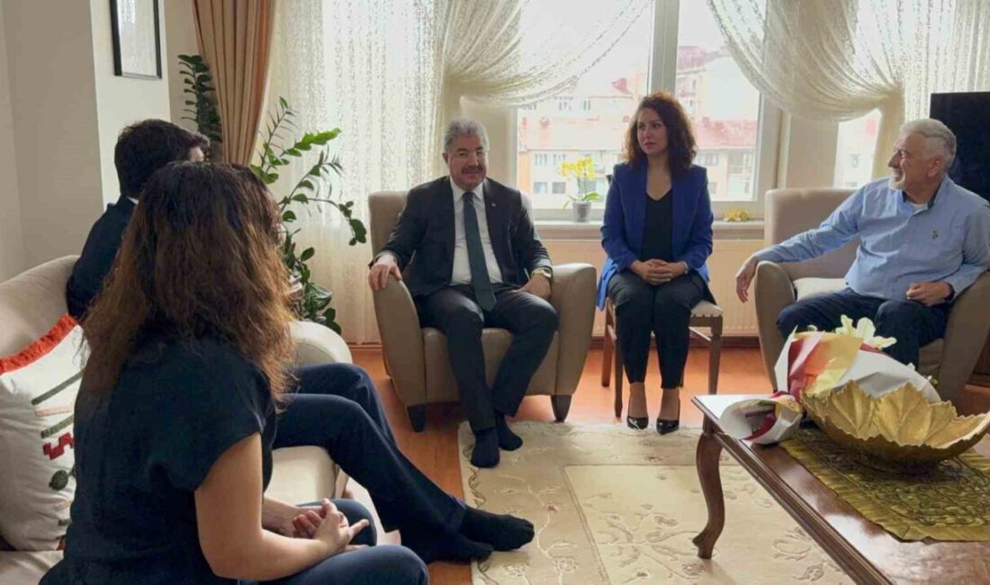 Cumhurbaşkanı Erdoğan’ın elinden ödül alan elektrik-elektronik mühendisi Gizem Uyanık ile