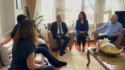 Cumhurbaşkanı Erdoğan’ın elinden ödül alan elektrik-elektronik mühendisi Gizem Uyanık ile
