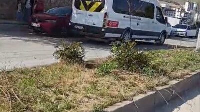 Elazığ’da bir öğrenci servisi, yolu uzatmamak için akan trafikte metrelerce