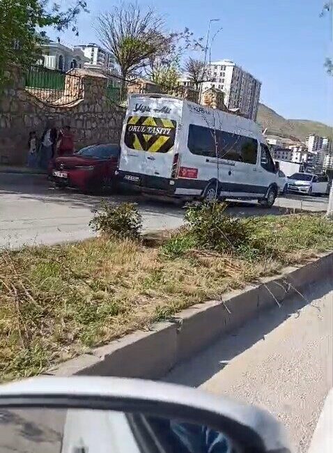Elazığ’da bir öğrenci servisi, yolu uzatmamak için akan trafikte metrelerce