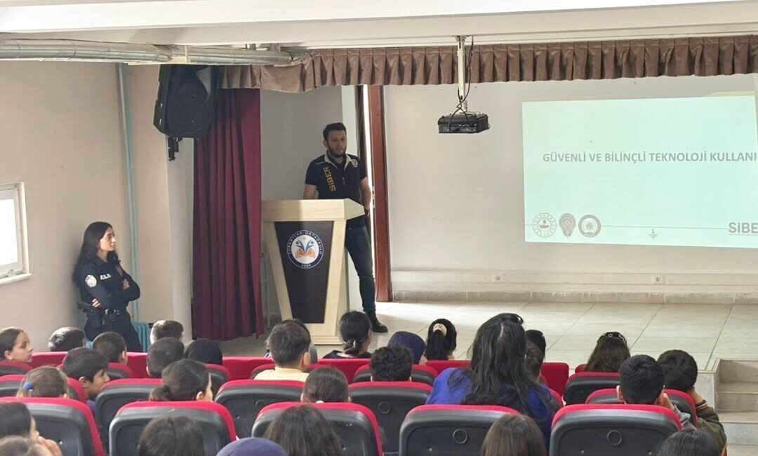 Sinop’un Saraydüzü ilçesinde polis ekipleri tarafından öğrencilere yönelik düzenlenen SİBERAY