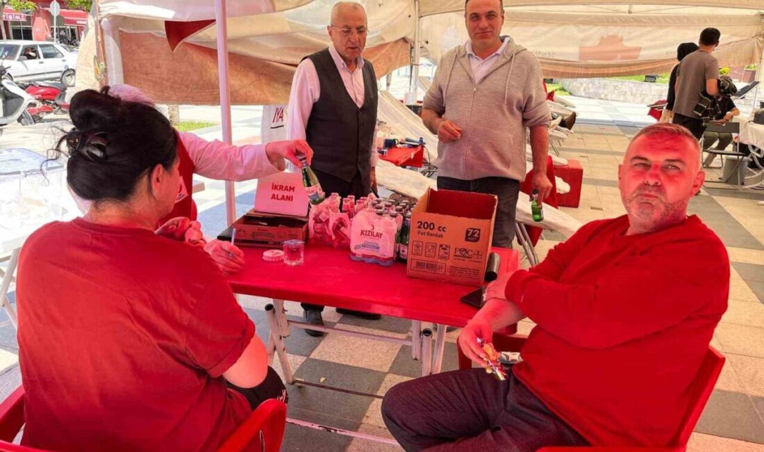 Manisa’nın Sarıgöl ilçesinde Türk Kızılayı tarafından düzenlenen hediyeli kan bağışı