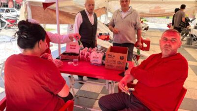 Manisa’nın Sarıgöl ilçesinde Türk Kızılayı tarafından düzenlenen hediyeli kan bağışı
