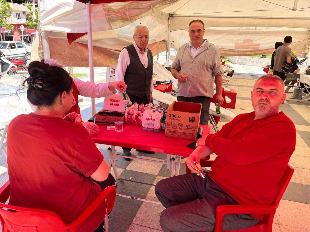 Manisa’nın Sarıgöl ilçesinde Türk Kızılayı tarafından düzenlenen hediyeli kan bağışı