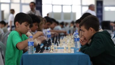 Aydın Büyükşehir Belediyesi tarafından düzenlenen Geleneksel Satranç Turnuvası’nda ter döken