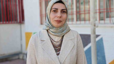Diyarbakır’da, Diclekent Ortaokulu’nda öğretmenler ve öğrenciler, fırçalarını alarak okulun duvarını