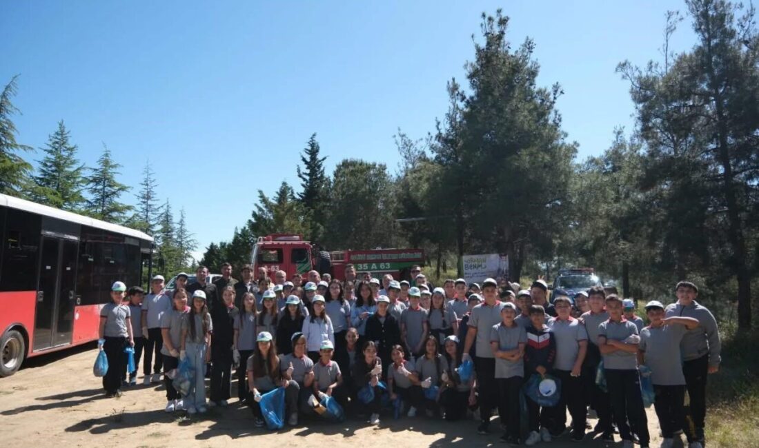 Manisa’nın Sarıgöl ilçesinde düzenlenen “Orman Benim” etkinliğinde öğrenciler, protokol üyeleriyle