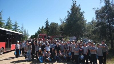 Manisa’nın Sarıgöl ilçesinde düzenlenen “Orman Benim” etkinliğinde öğrenciler, protokol üyeleriyle