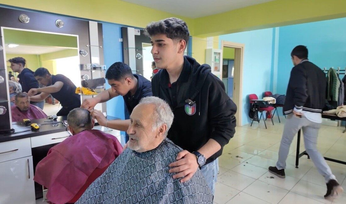 Erzincan’da Kurban Bayramı öncesinde yaşlı vatandaşların saç ve sakal bakımları,