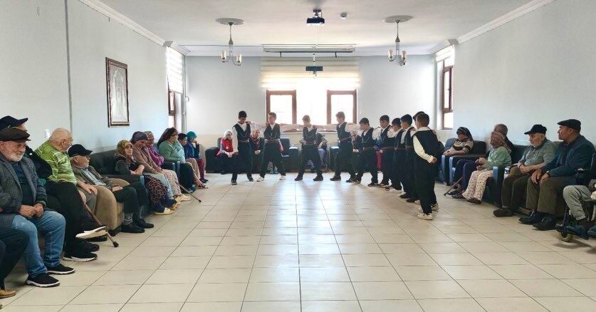 Aydıntepe Şehit Oktay Altuntaş İlkokulu öğrencileri, ‘merhamet’ değeri kapsamında huzurevi