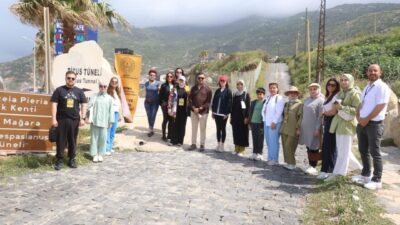 Hatay’da “Şehir ve Kültür Akademisi” programı kapsamında öğretmenler, Samandağ’daki tarihi