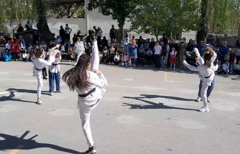 Kayseri’de Gençlik ve Spor İl Müdürlüğü Tekvando Takımı öğrencileri, okullarda