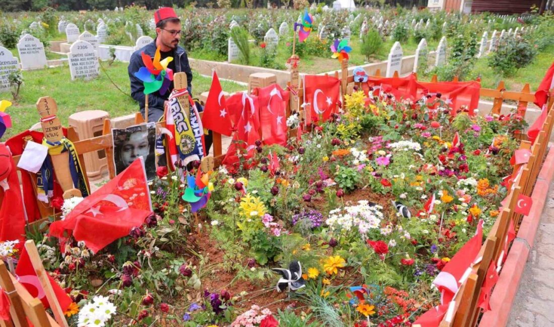 Kahramanmaraş’ta okul saldırısında hayatını kaybeden çocukların mezarını ziyaret eden bir
