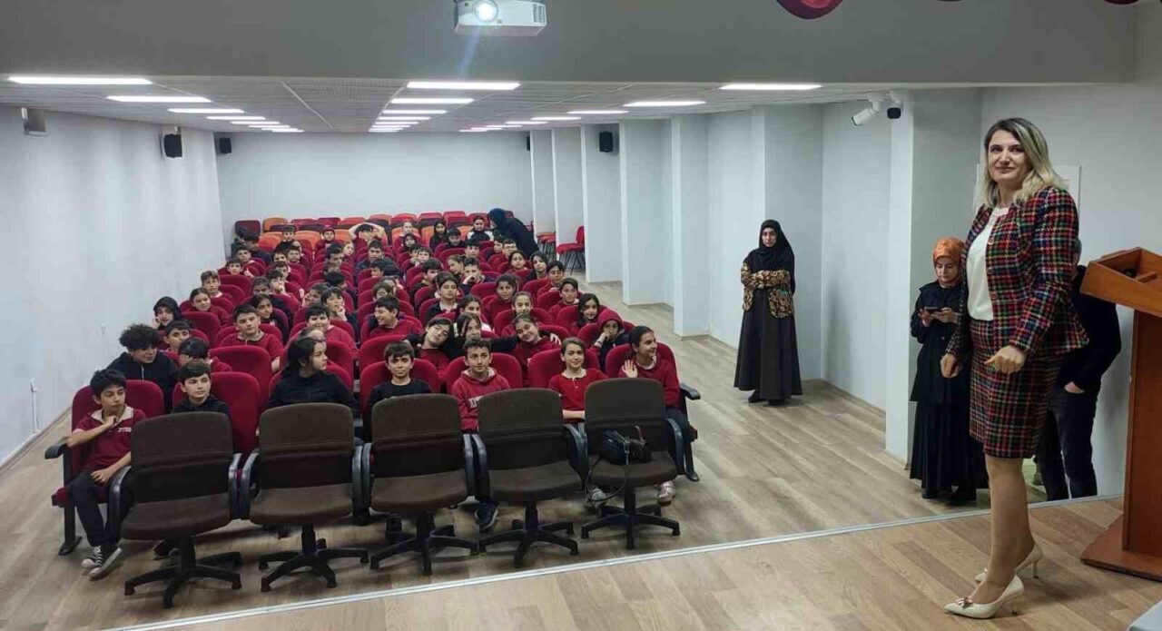 Erzincan’da Demirkent TOKİ Ortaokulu, Bilim Söyleşileri kapsamında düzenlenen etkinlikte, öğrencilerde