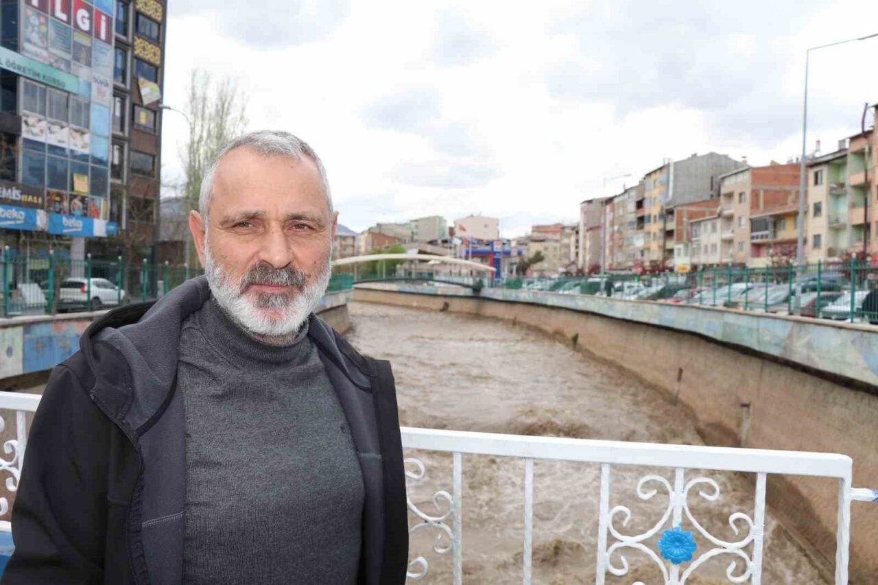 Erzurum’un Oltu ilçesinden geçen Oltu Çayı’nda, havaların ısınmasıyla birlikte debi