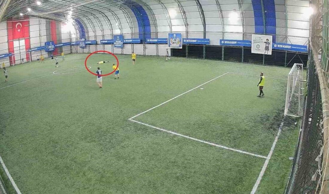 Hatay’ın Dörtyol ilçesinde halı sahada futbol oynadığı esnada kalp krizi