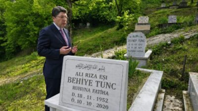 Eski Adalet Bakanı Yılmaz Tunç, 10 Mayıs Anneler Günü nedeniyle