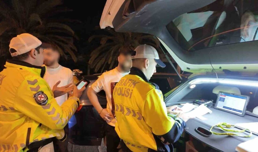 Kadıköy Sahil Yolu’nda gerçekleştirilen trafik denetimlerinde susturucuları iptal edilmiş araç,