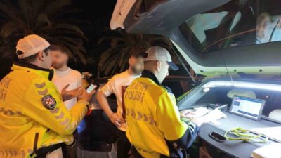Kadıköy Sahil Yolu’nda gerçekleştirilen trafik denetimlerinde susturucuları iptal edilmiş araç,