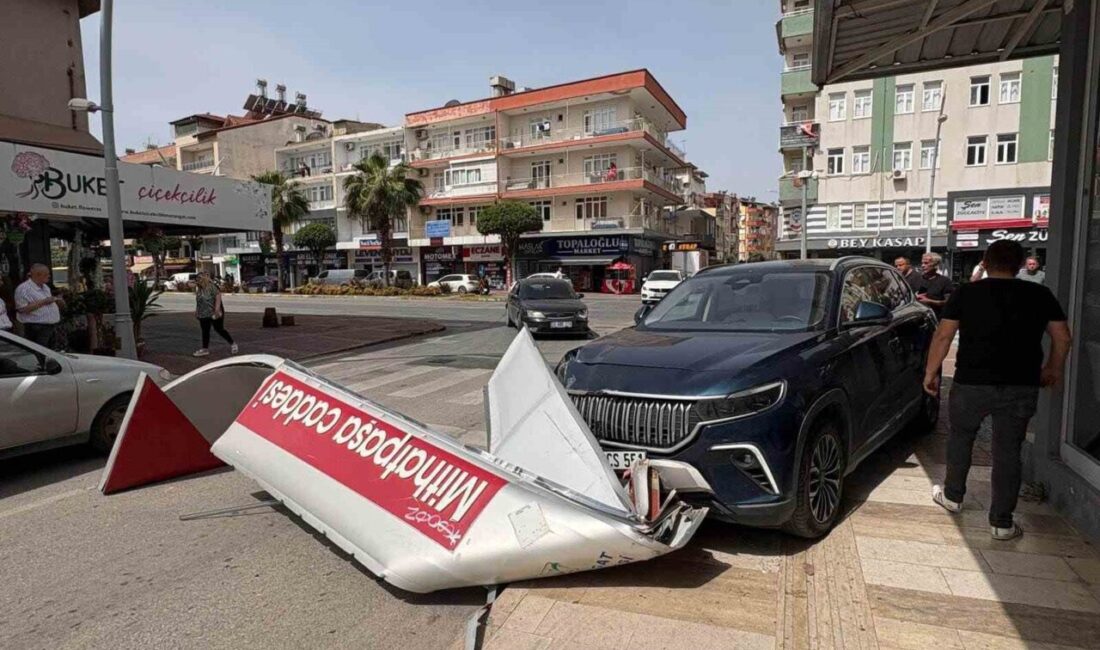Antalya’da bir otomobilin çarptığı aracın kontrolden çıkarak kaldırımdaki yön tabelasını