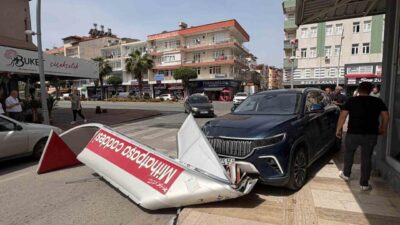 Antalya’da bir otomobilin çarptığı aracın kontrolden çıkarak kaldırımdaki yön tabelasını
