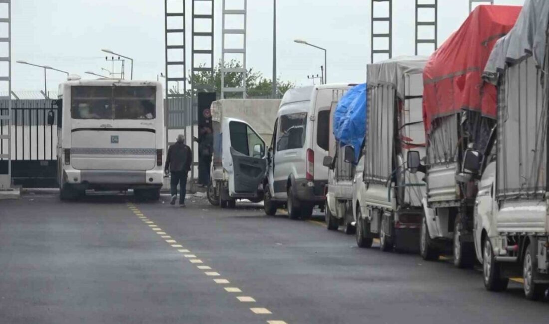 Türkiye’de yaşayan Suriyelilerin, Kilis’teki Öncüpınar Gümrük Kapısı üzerinden ülkelerine gönüllü