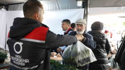 Ordu Büyükşehir Belediyesi, kendi seralarında ürettiği fideleri vatandaşlara ulaştırıyor. 7