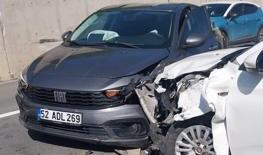 Ordu’nun Ulubey ilçesinde 3 otomobilin çarpışması sonucu meydana gelen trafik