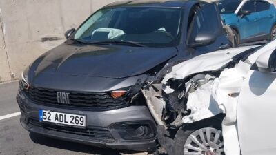 Ordu’nun Ulubey ilçesinde 3 otomobilin çarpışması sonucu meydana gelen trafik