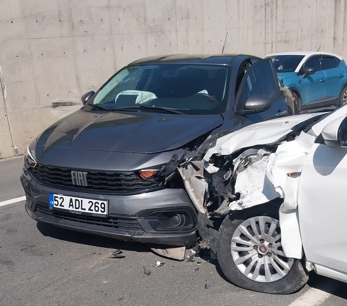 Ordu’nun Ulubey ilçesinde 3 otomobilin çarpışması sonucu meydana gelen trafik