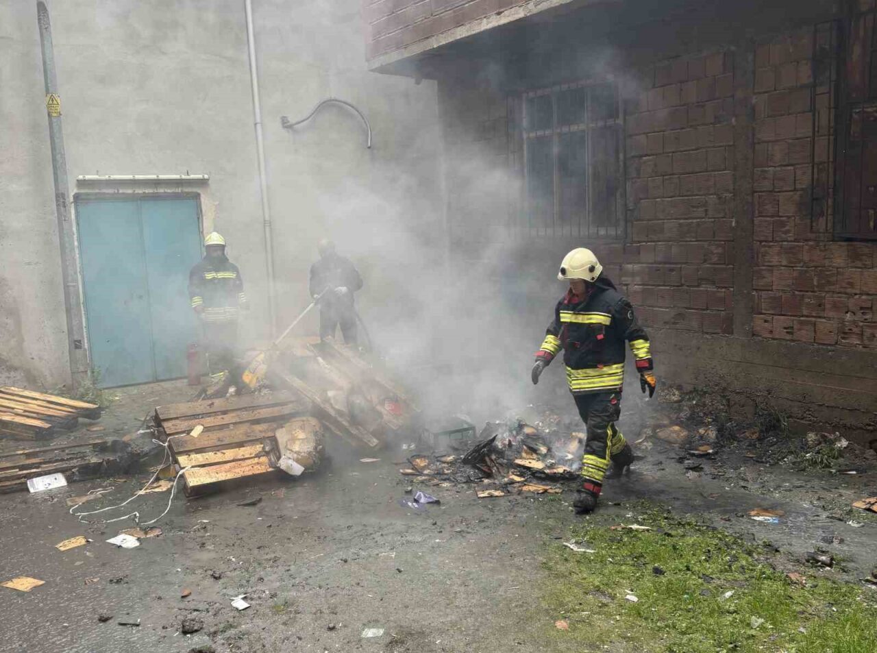 Ordu’nun Ünye ilçesinde bir zincir markete ait atık malzemelerin bulunduğu