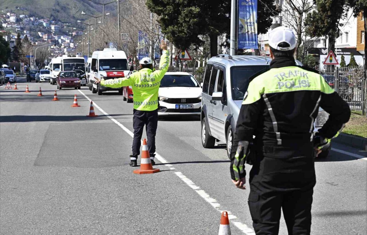 Ordu’da polis ekipleri tarafından trafik kazalarını azaltmaya yönelik yapılan denetimlerde,