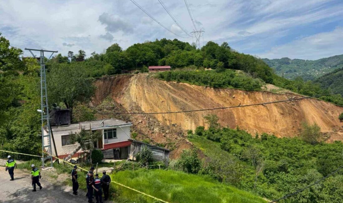 Ordu’nun Fatsa ilçesinde fındık bahçesinde kayan toprak kütlesi cep telefonu