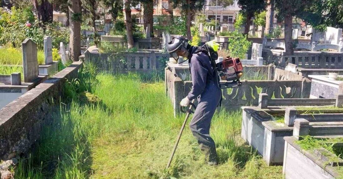 Ordu Büyükşehir Belediyesi ekipleri, Kurban Bayramı öncesinde il genelindeki mezarlık