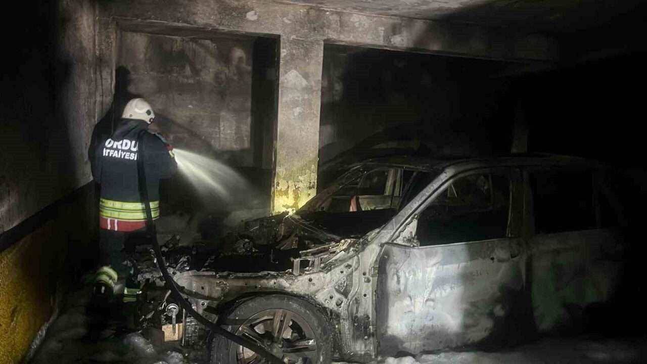 Ordu’nun Altınordu ilçesinde bir apartmanın kapalı otoparkında çıkan yangında 3