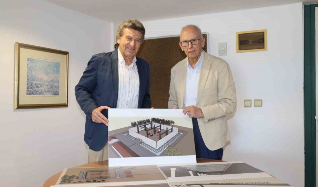 İzmir Ekonomi Üniversitesi (İEÜ) öğretim üyeleri Prof. Dr. Celalettin Kozanoğlu